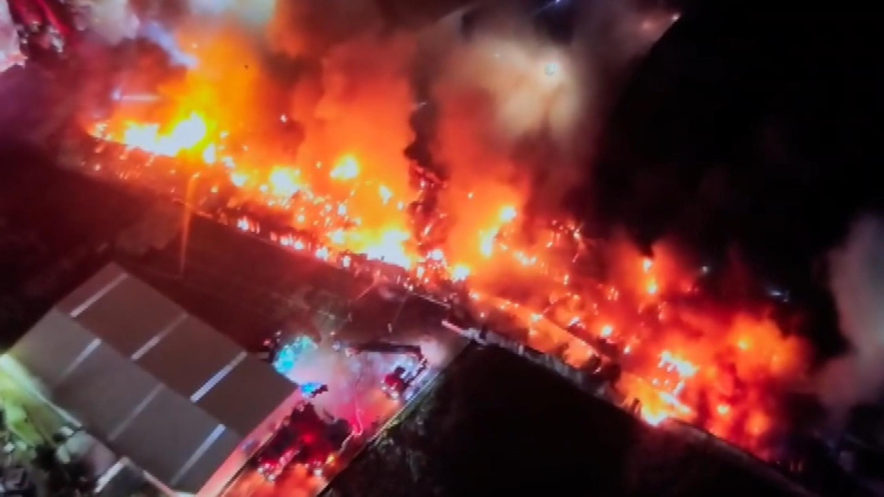 Esenyurt'taki fabrika yangını 7 saattir devam ediyor