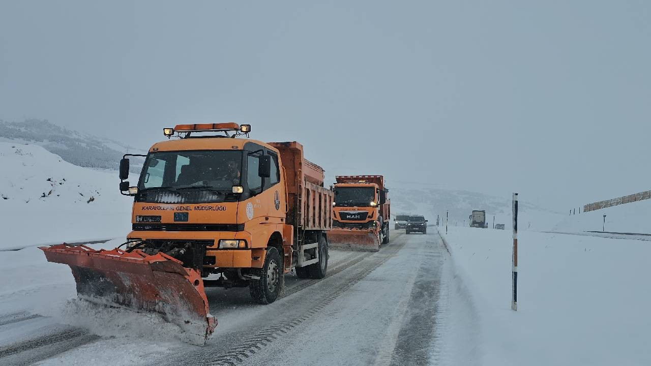 Kar ve tipi nedeniyle bazı yollar ulaşıma kapandı