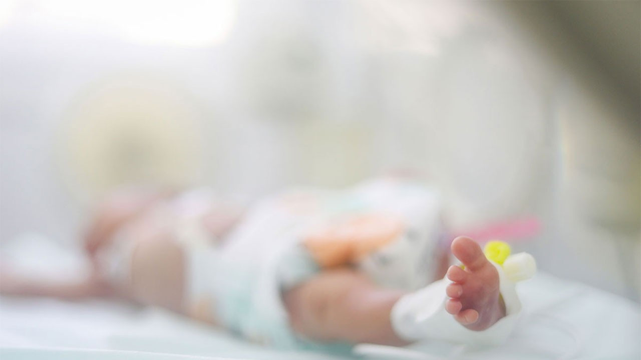 Açlıktan ölen bebeğin anne, baba, dede ve anneannesi tutuklandı