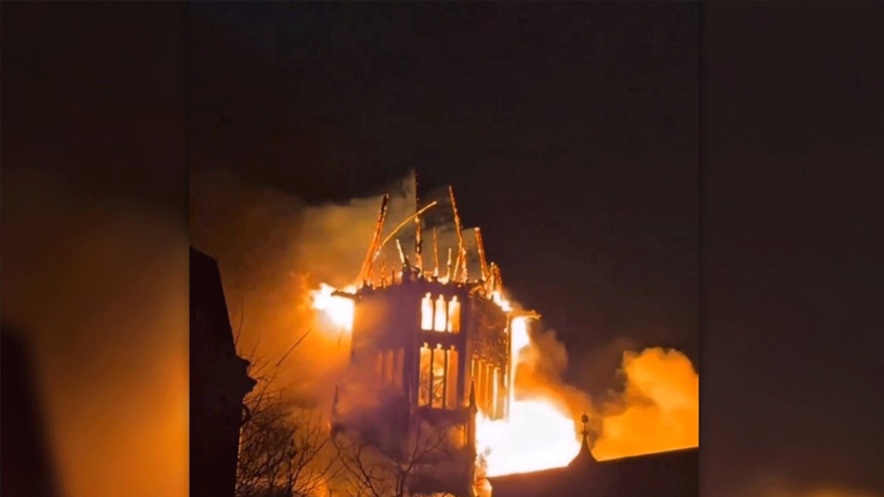 Amsterdam’da Vondelkerk Kilisesi’nde çıkan yangın saatlerdir sürüyor