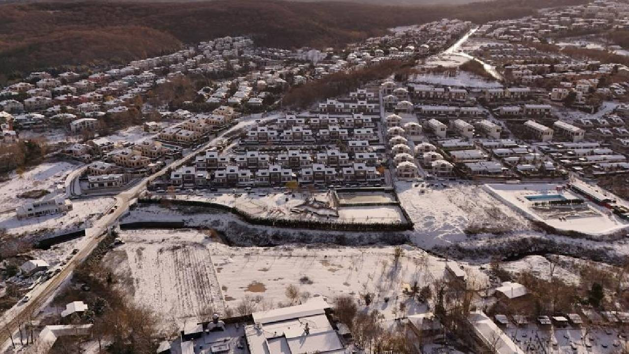 İstanbul yeni yıla karla uyandı: Yüksek kesimler beyaza büründü (Video)