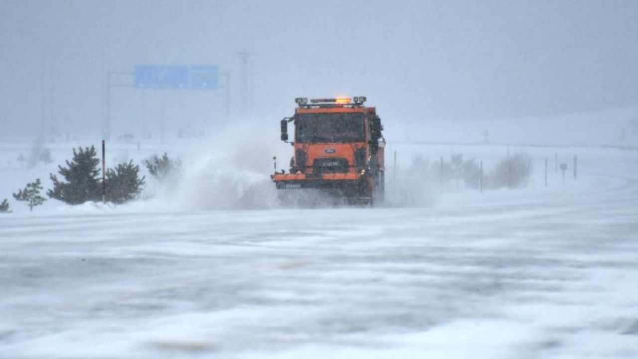 Kar nedeniyle kapanan Sivas-Kayseri kara yolu ulaşıma açıldı