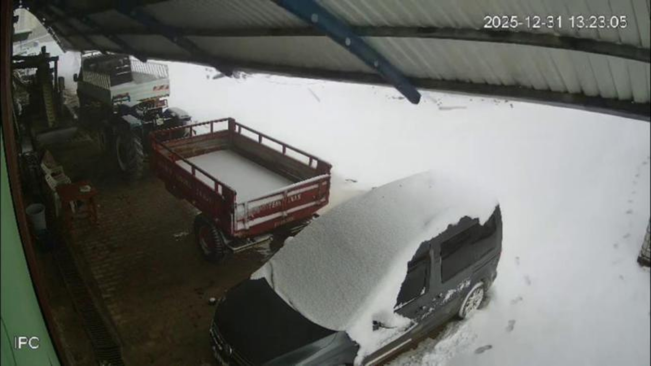 Karın ağırlığını taşıyamayan fabrikanın çatısı çöktü