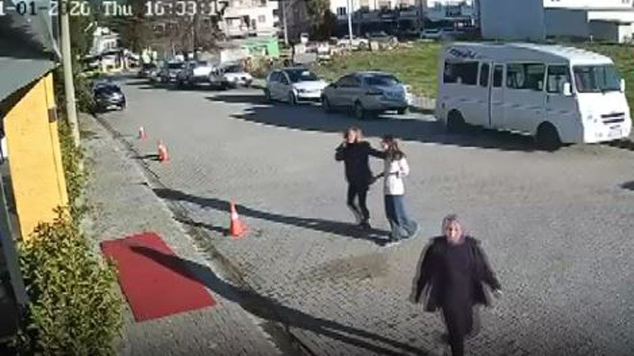 Muğla'da 3.5 büyüklüğündeki deprem anı, güvenlik kamerasına yansıdı