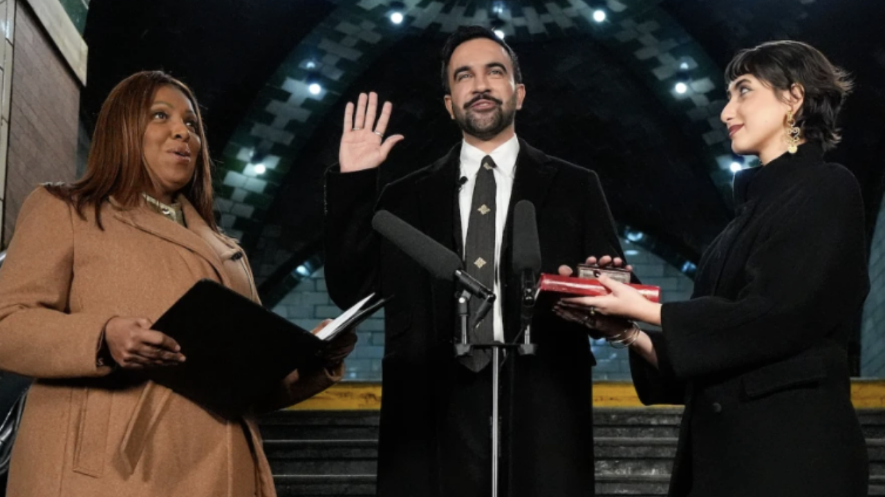 New York’ta tarihi an: Zohran Mamdani Kur’an-ı Kerim’e el basarak göreve başladı