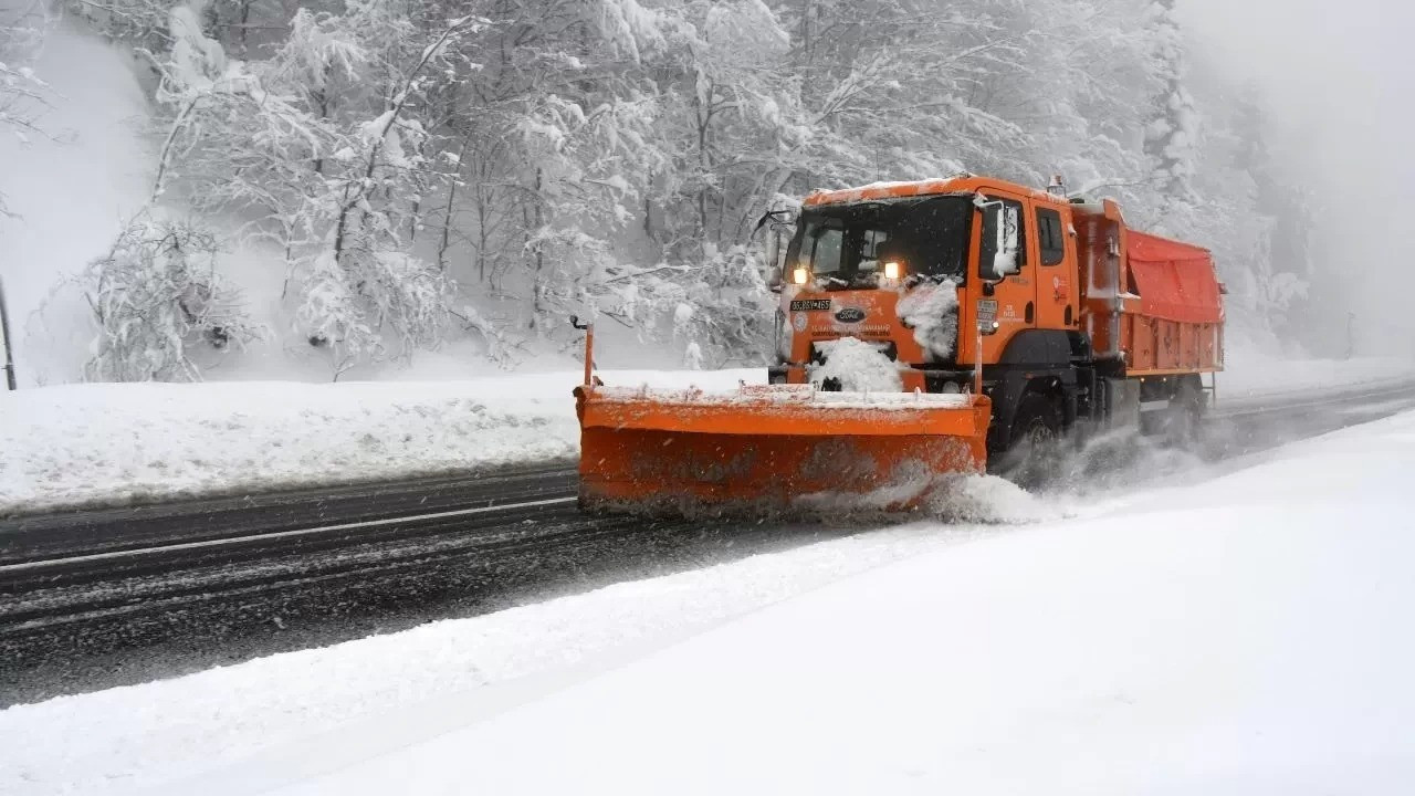 Olumsuz hava koşulları nedeniyle bazı yollar ağır taşıtlara geçici olarak kapatıldı