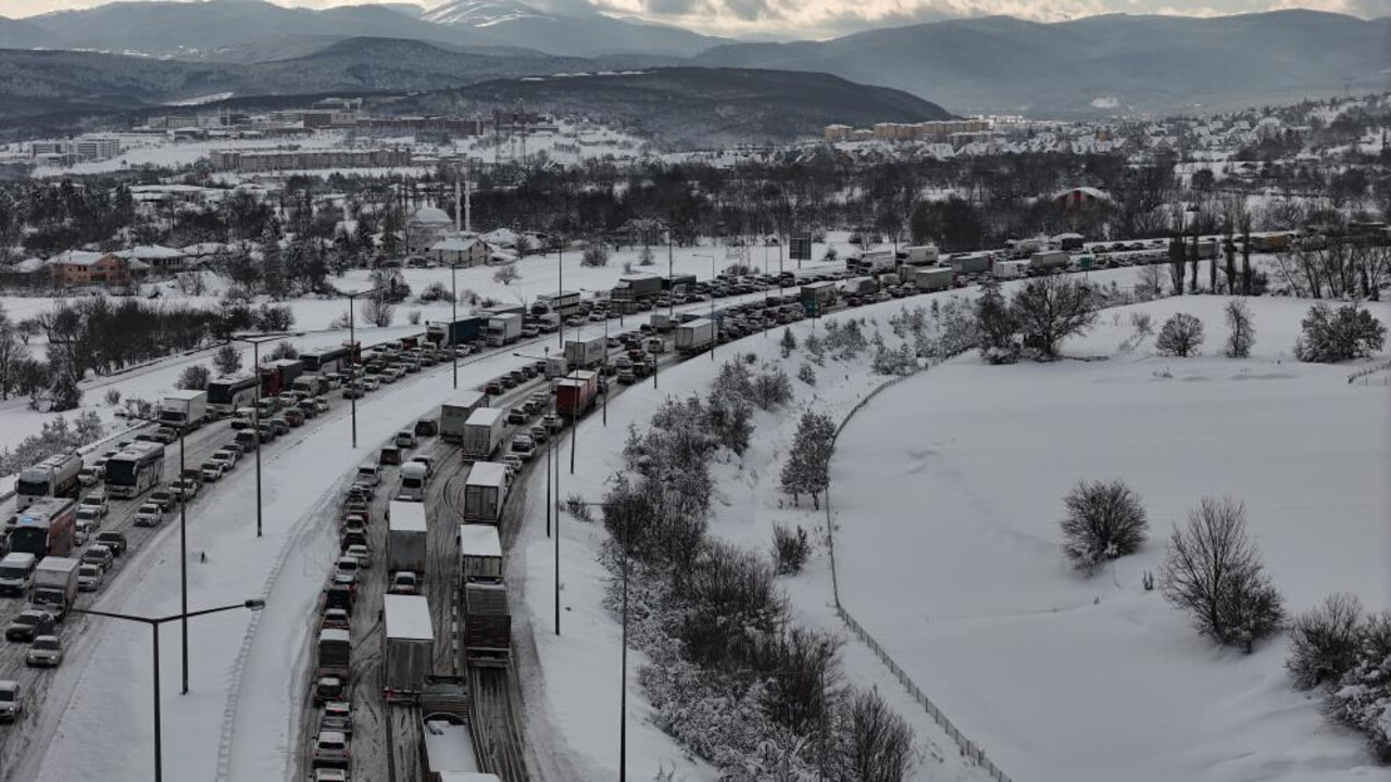 TEM Otoyolu’nun Bolu geçişinde trafik felç oldu! Araçlar durma noktasına geldi