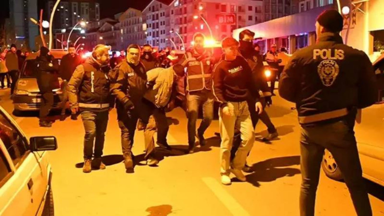 Yılbaşı kutlamasında çıkan kavgaya müdahale eden polis bıçaklandı