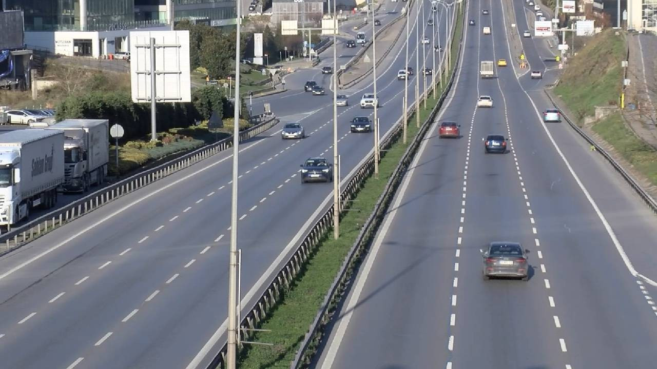 Yılın ilk günü İstanbul'da yollar boş kaldı