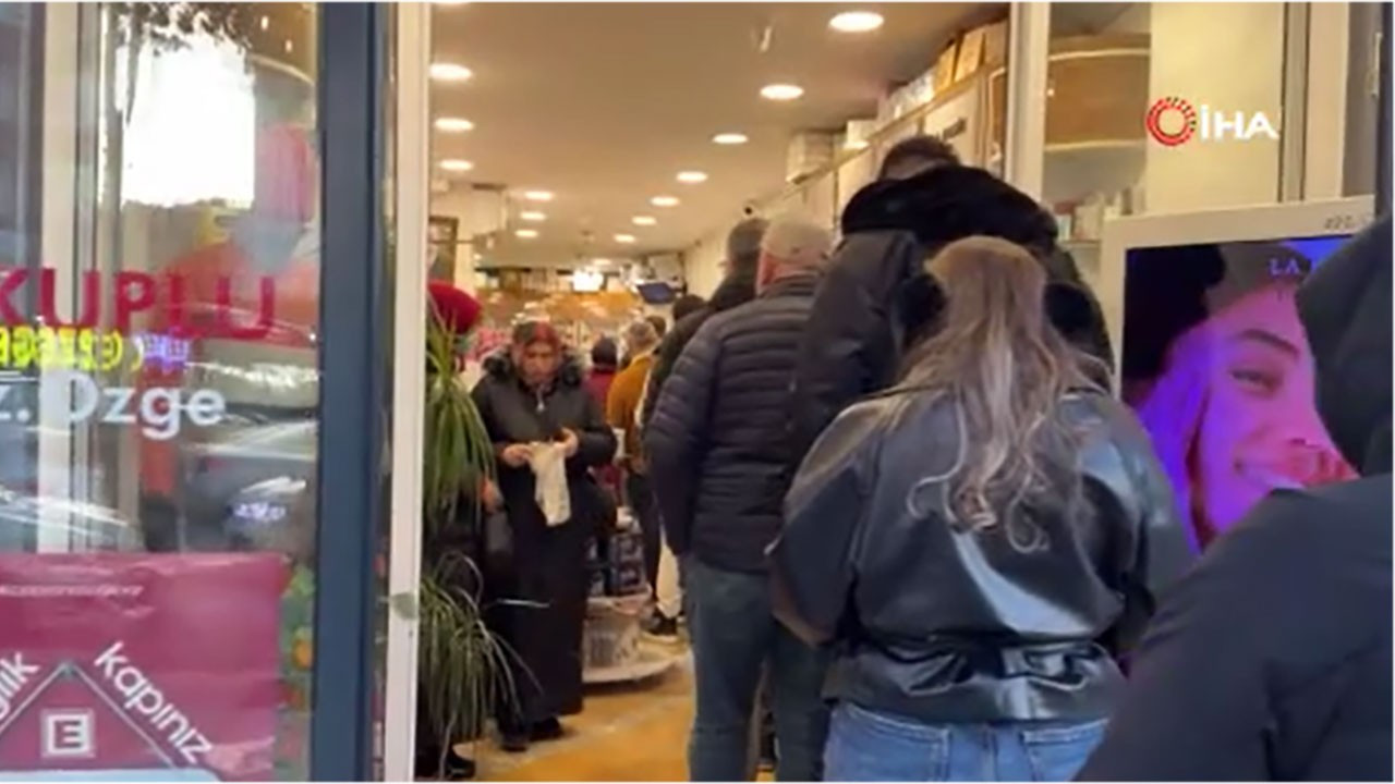 Nöbetçi eczanelerde salgın kuyruğu