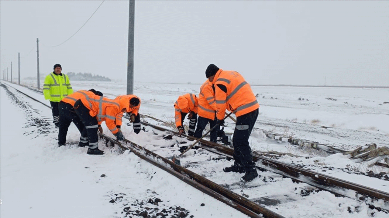 TCDD, yoğun kar yağışına karşı seferber oldu