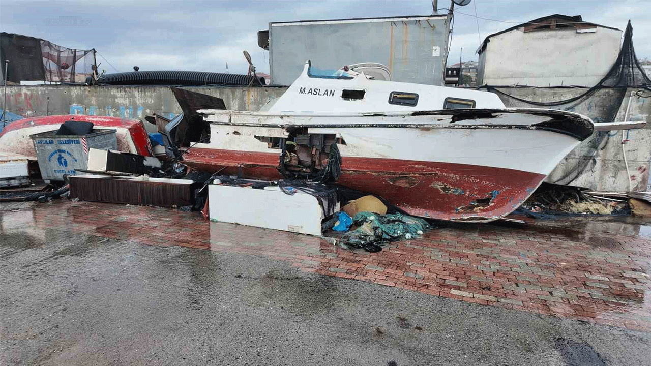 Avcılar’da etkili olan lodos üç teknede hasara yol açtı
