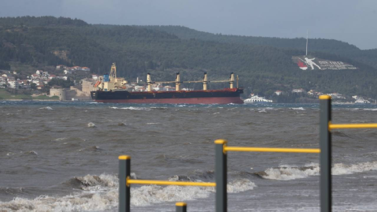 Çanakkale Boğazı kuvvetli lodos nedeniyle transit gemi geçişlerine kapatıldı