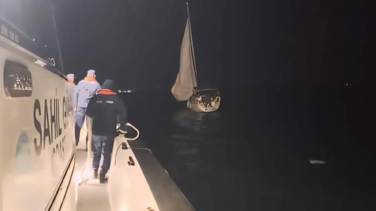Çanakkale Boğazı'nda içinde 2 kişinin bulunduğu yelkenli tekne kurtarıldı