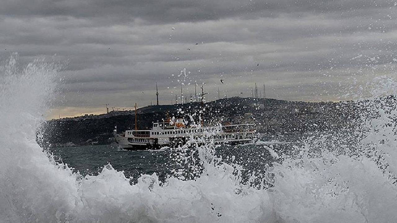 İstanbul'da bazı vapur seferlerine fırtına iptali