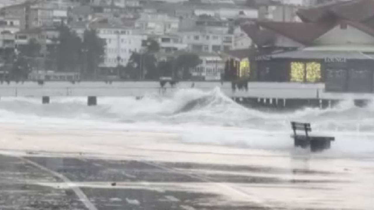 İstanbul'da lodos etkili oluyor: Dev dalgalar kıyıya vurdu (Video)