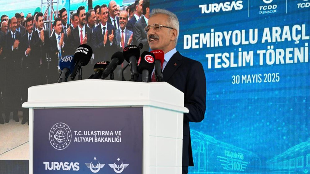 Bakan Uraloğlu duyurdu: Milli Elektrikli Hızlı Tren 2026’da raylara iniyor