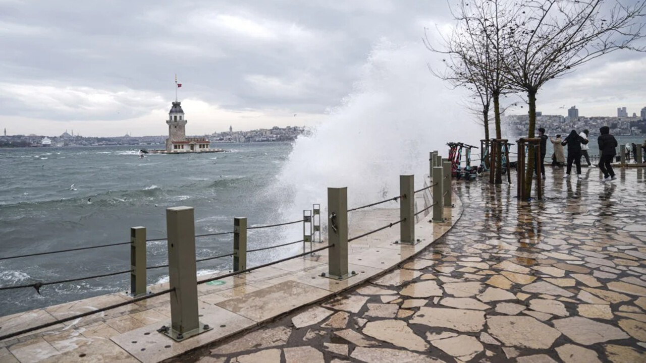 İstanbul’da kuvvetli lodos: Çatılar uçtu, deniz ulaşımı durdu