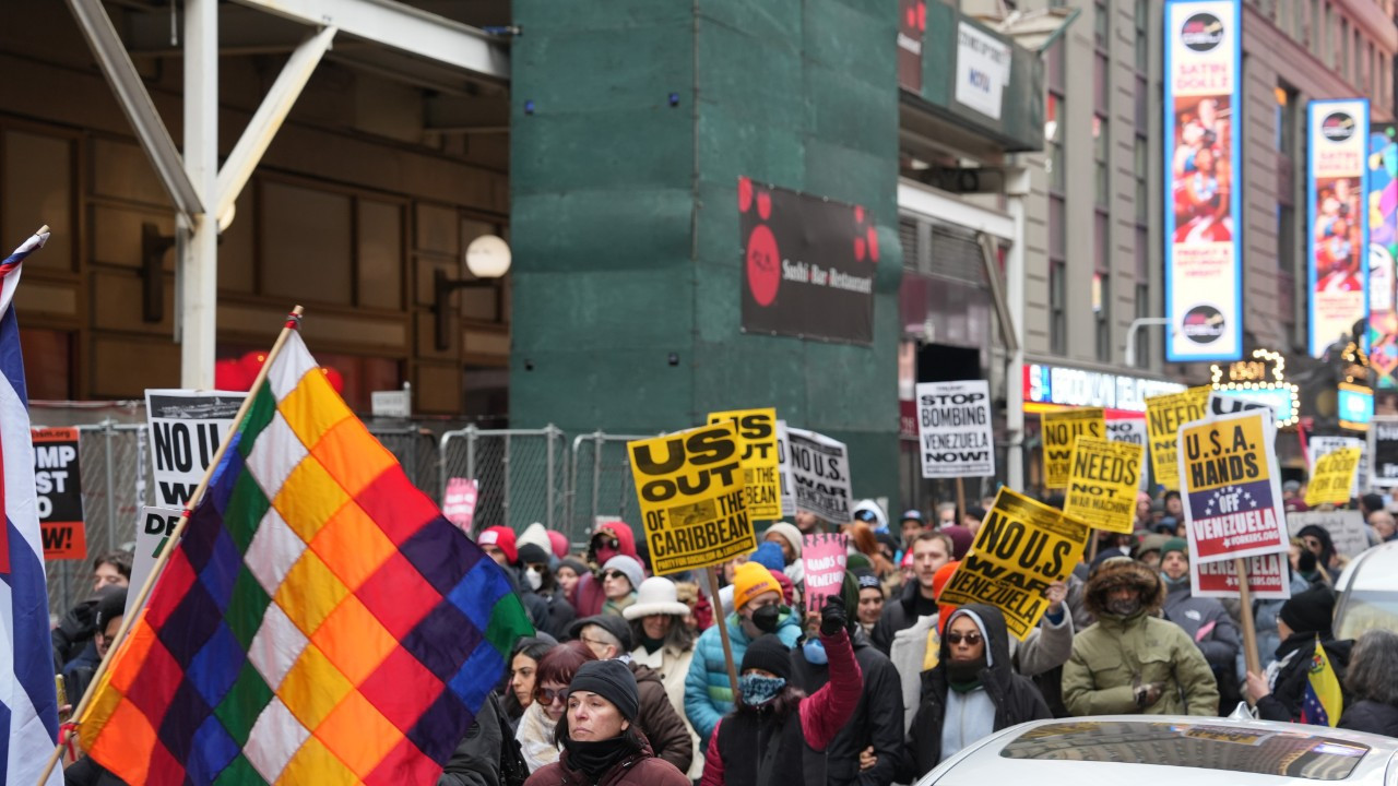 New York'ta binlerce kişi Venezuela için sokaklara indi