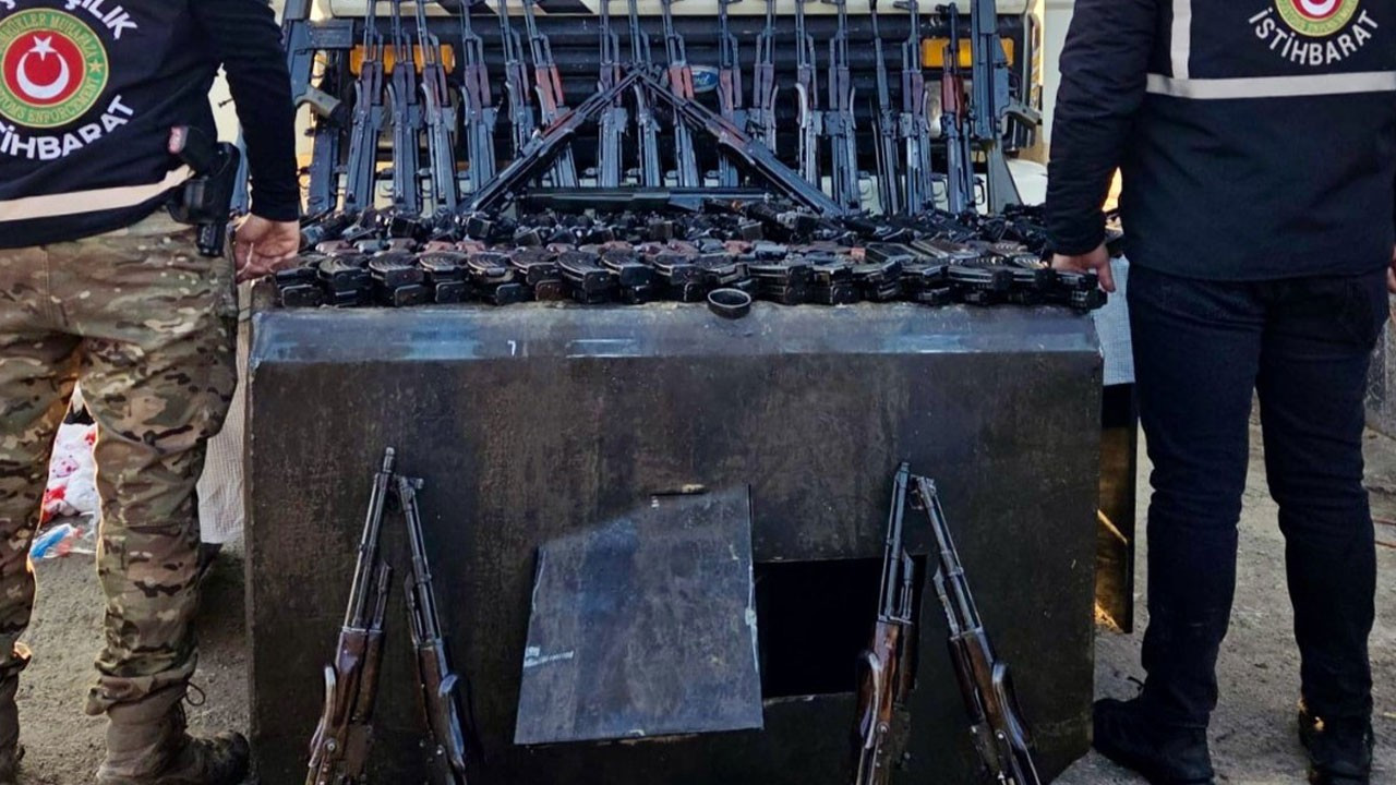 Suriye'den Türkiye'ye giren kamyonda 52 adet uzun …