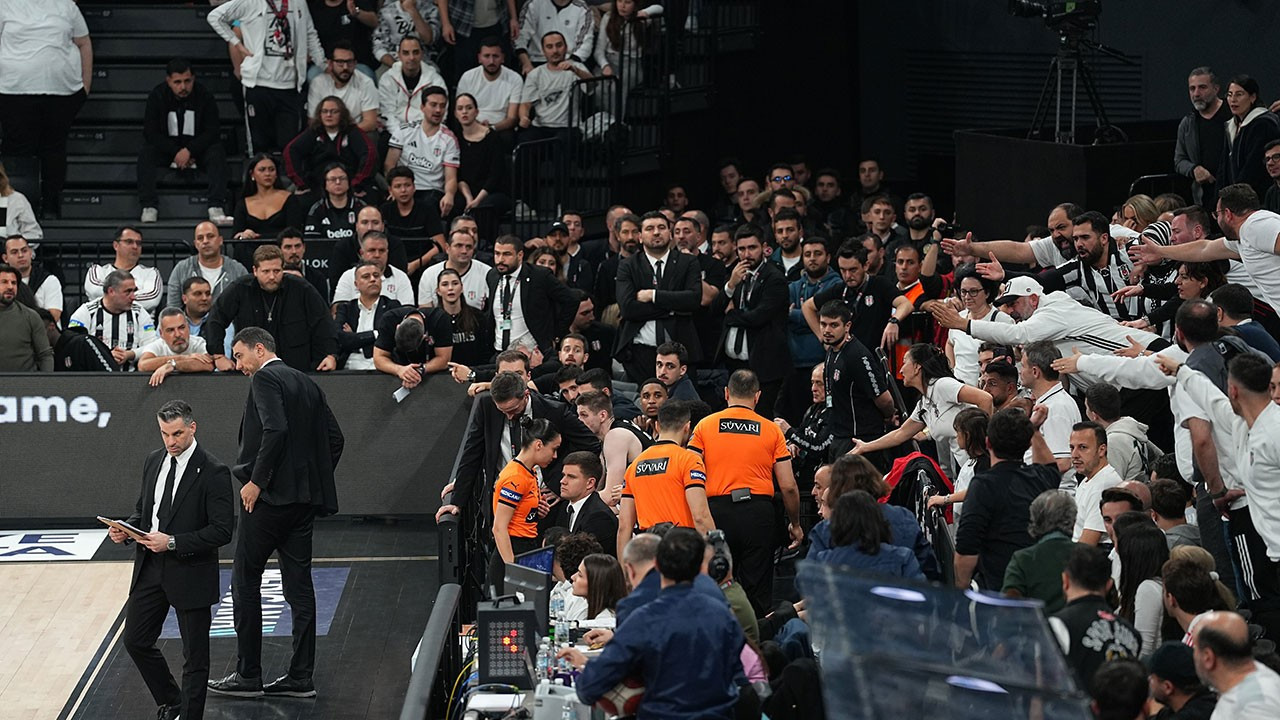 Tribün karıştı! Beşiktaş - Fenerbahçe derbisine ara verildi