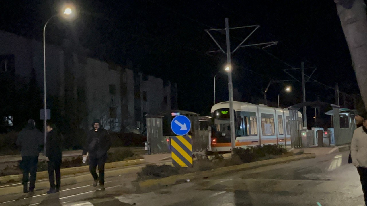 Aşırı hızlı otomobil tramvaydan inenlere çarptı: 3 ölü