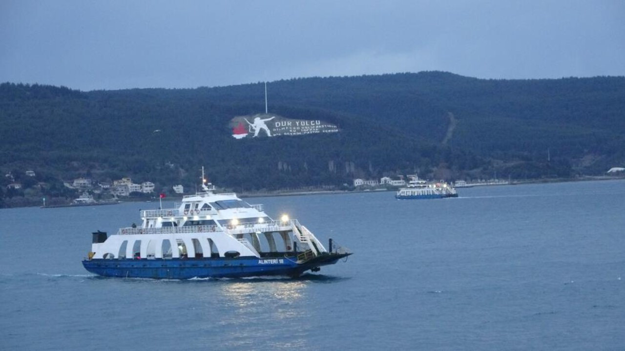 Çift yönlü trafiğe kapatılan Çanakkale Boğazı 45 saat sonra açıldı