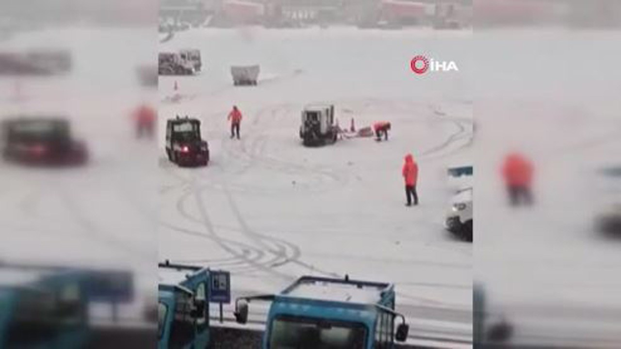 Hollanda'da kar alarmı: Bin 50 uçuş iptal edildi