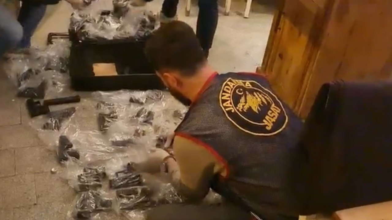 İstanbul’da bir restorana operasyon: Değeri 7,5 milyon lira olan 50 silah bulundu