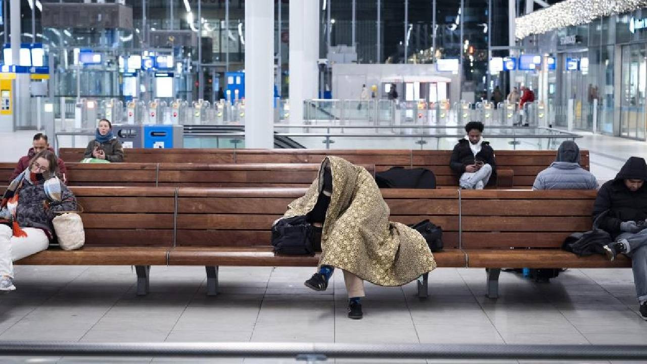 Hollanda'da kar yağışı tren seferlerini durdurdu, 300 uçuş iptal edildi