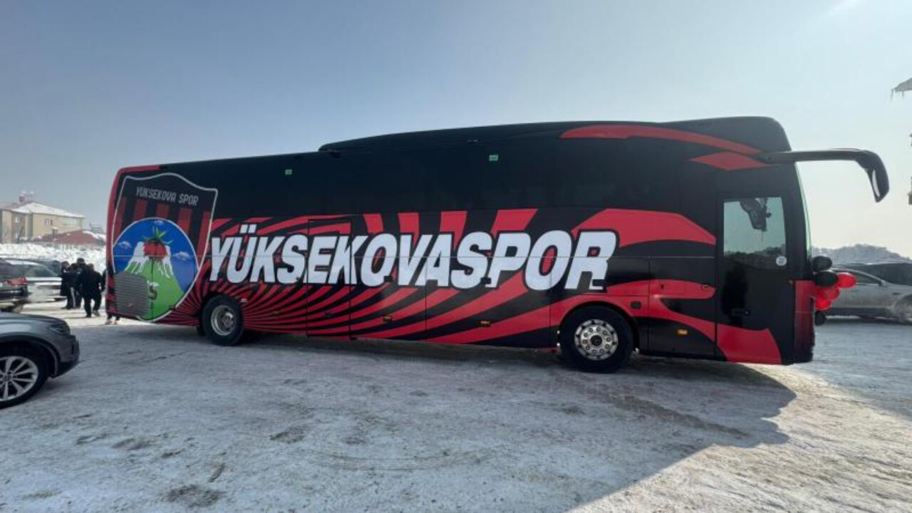 Cumhurbaşkanı Erdoğan, Kadın Futbol Takımı'na otobüs hediye etti