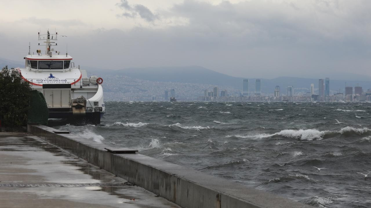 İzmir’de vapur seferleri iptal edildi
