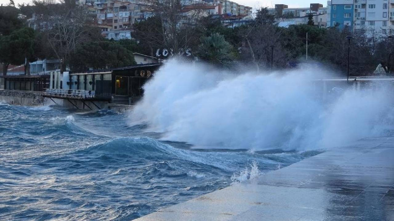 Çanakkale Boğazı fırtına nedeniyle kapatıldı, feribot seferleri durdu, dev dalgalar oluştu (Video)