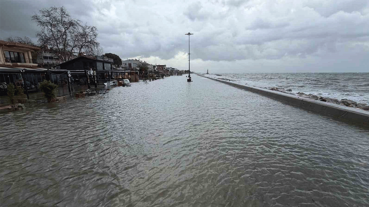Edremit’te lodos kabusu: Deniz taştı, turistik tesisler sulara teslim oldu