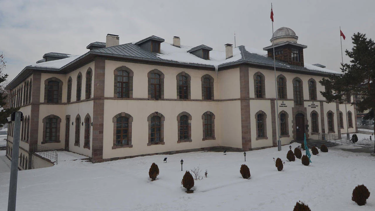Erzurum Kongresi'ne ev sahipliği yapan bina deprem riski nedeniyle kapatıldı