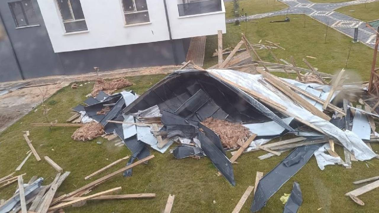 Fırtınada çatı uçtu, karşı dairenin içinegirdi (Video)