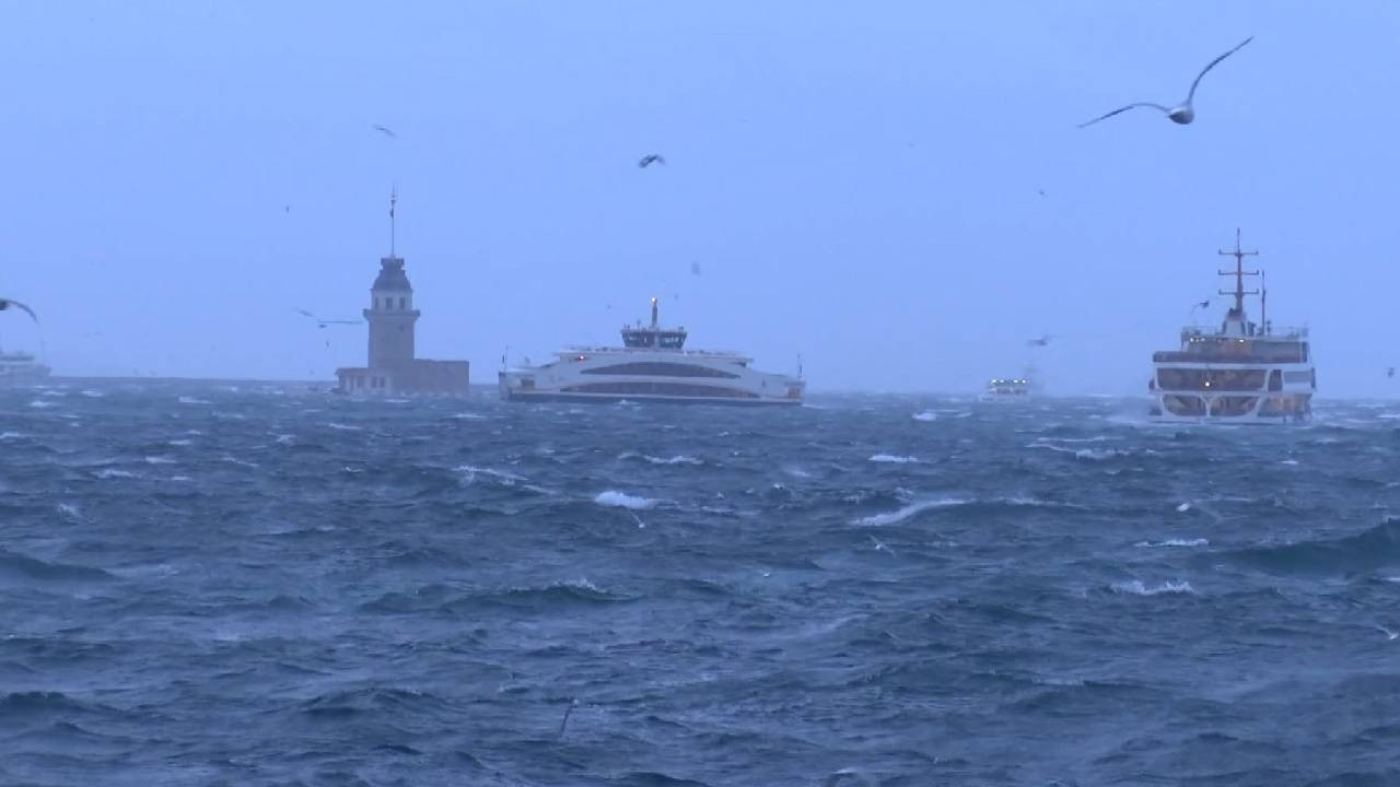İstanbul'da deniz ve teleferik ulaşımına fırtına iptali