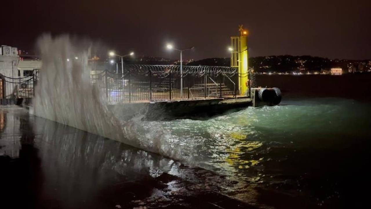 İstanbul’da sabah saatlerinde kuvvetli rüzgar etkili oldu: Yüksek dalgalar oluştu (Video)