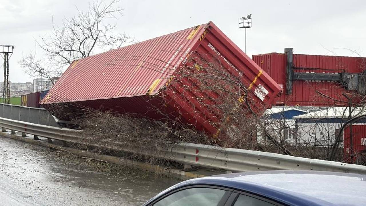 Küçükçekmece'de şiddetli rüzgar eski gümrük sahasında konteynırları devirdi (Video)