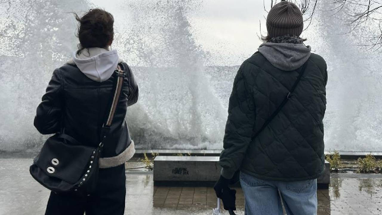 Meteoroloji uyarmıştı, İstanbul'u fırtına vurdu: Dev dalgalar oluştu (Video)