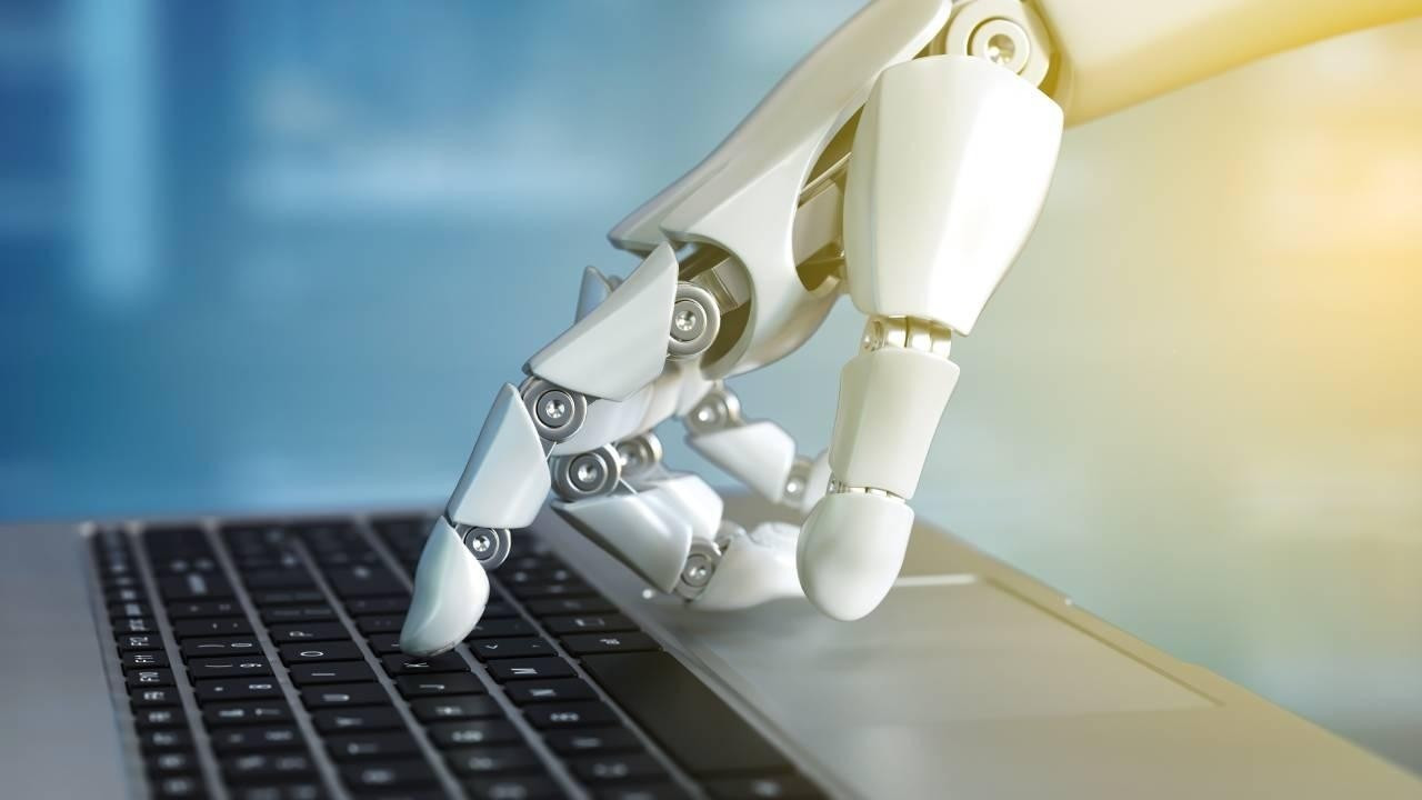 İngiltere'de 4 kişiden biri işini yapay zekaya kaptırmaktan korkuyor