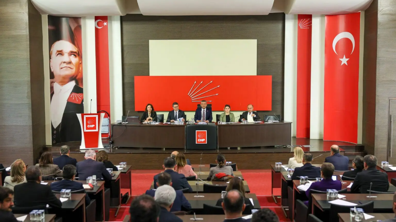 CHP’den milletvekili transferlerine tepki: AKP sokakta kaybettiği itibarı, siyaseten bitmiş kişilerde arıyor