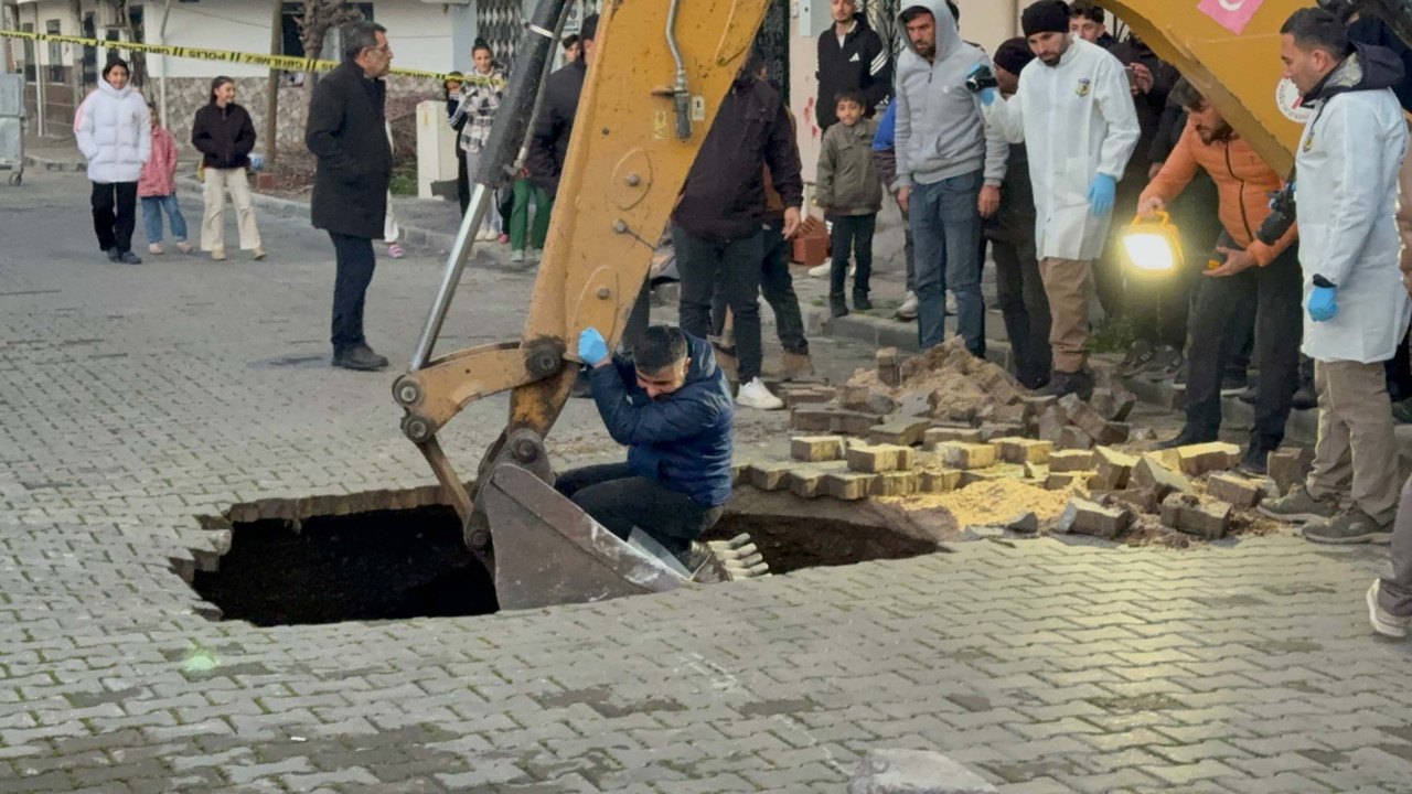 Manisa'da yol çöktü: İnsan kafatası ve kemikler bulundu!