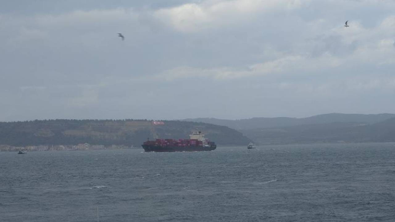 Çanakkale Boğazı fırtına nedeniyle trafiğe kapandı