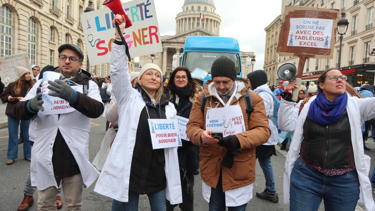 Fransa'da doktorlar 10 günlük grev kapsamında Paris sokaklarına indi