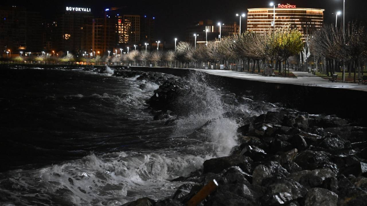 İstanbul'da şiddetli lodos: Dev dalgalar oluştu, tekneler savruldu (Video)