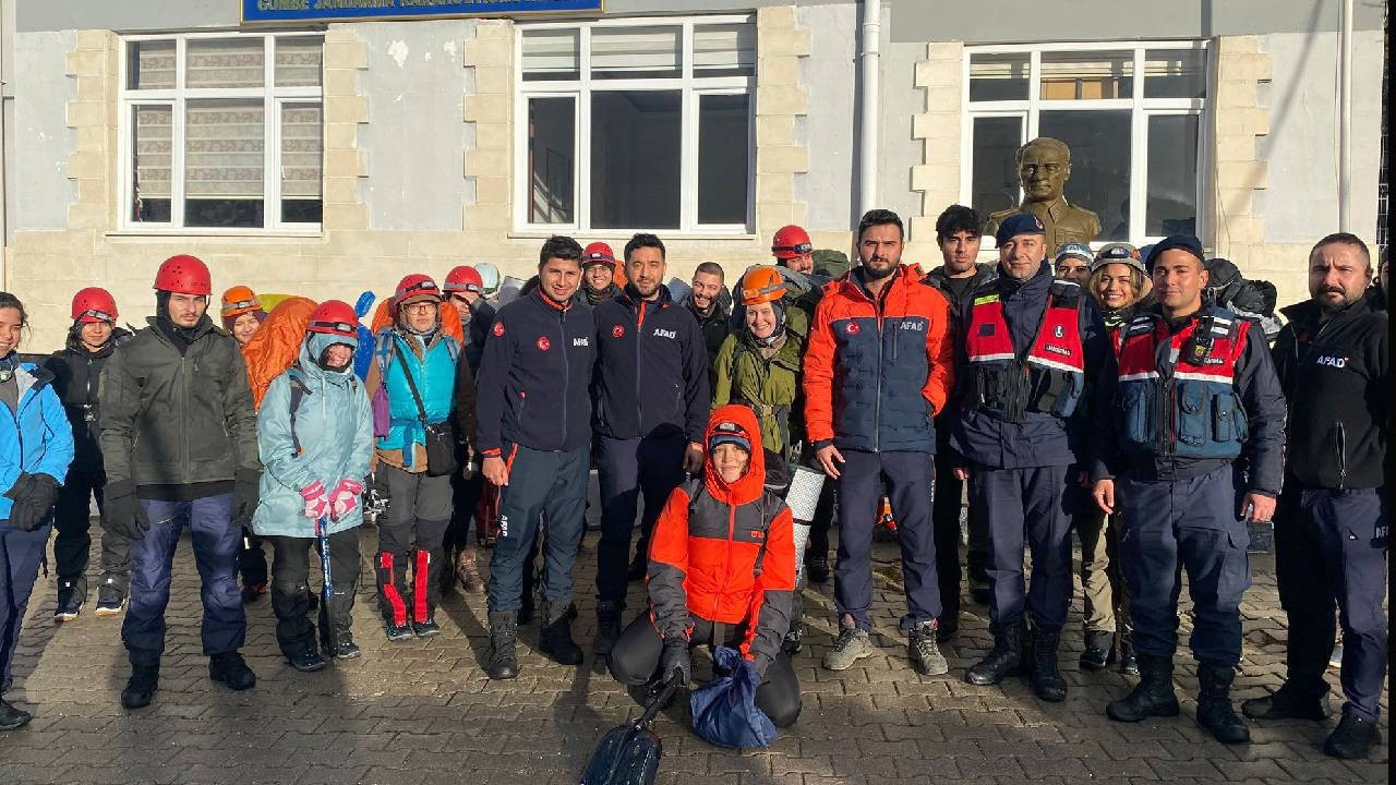Kamp için çıktıkları dağda mahsur kalan 24 kişi kurtarıldı (Video)