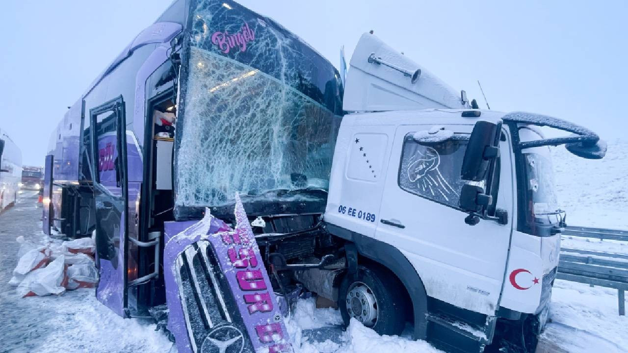 Kars'ta yolcu otobüsü kamyona çarptı: Kazada 9 kişi yaralandı