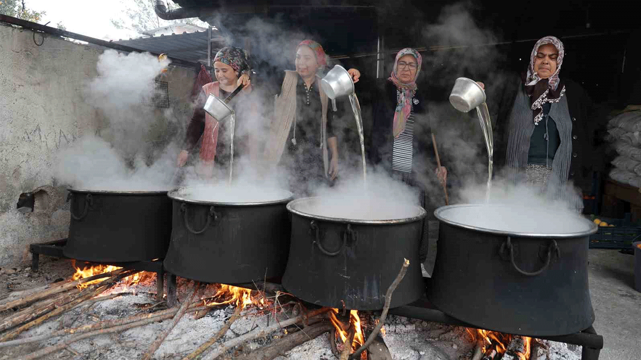 Turunç meyvesi Kozanlı kadınların emeğiyle ekonomiye kazandırılıyor
