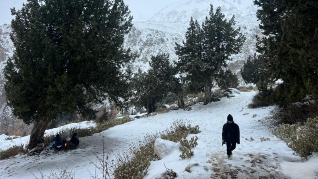 Antalya'nın yüksek kesimlerine kar yağdı